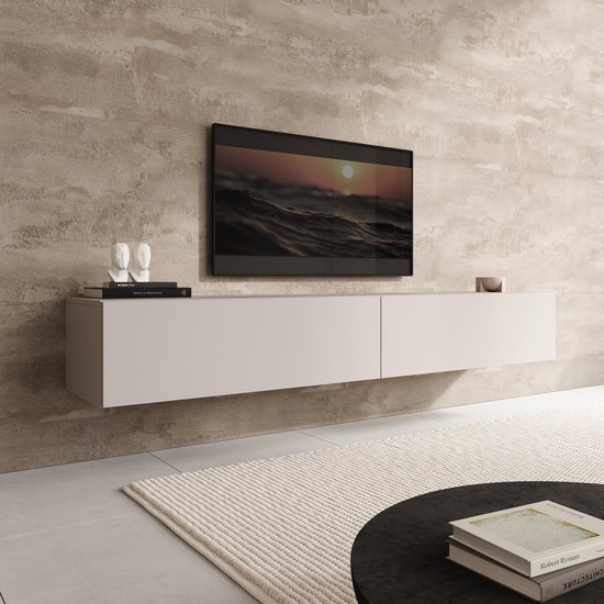 Strak beige hangend tv-meubel van 200 cm tegen een gestructureerde muur, met boeken en decoratieve beelden.