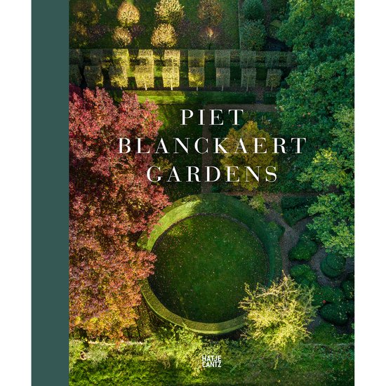 Boekomslag met een luchtfoto van een aangelegde tuin, titel Piet Blanckaert Gardens en Hatje Cantz logo.