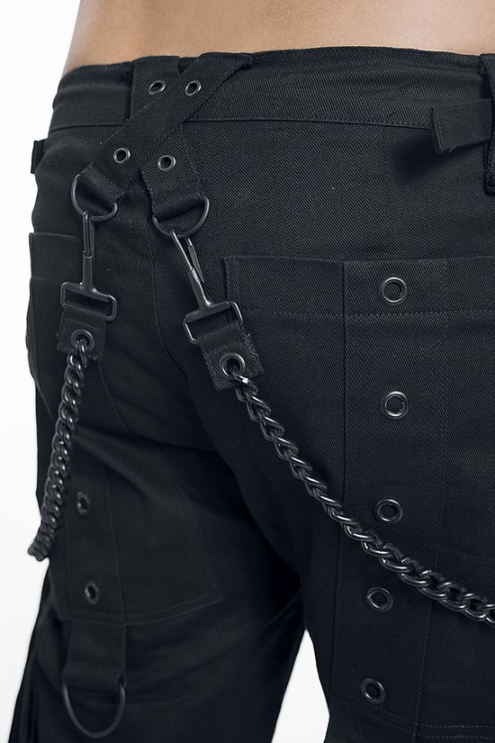 Zwarte cargo broek met metalen kettingen, oogjes en riemlussen aan de achterzijde.