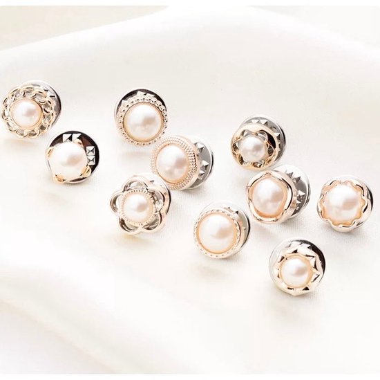 Set van 10 decoratieve brochespelden met witte parels in diverse goudkleurige metalen zettingen.