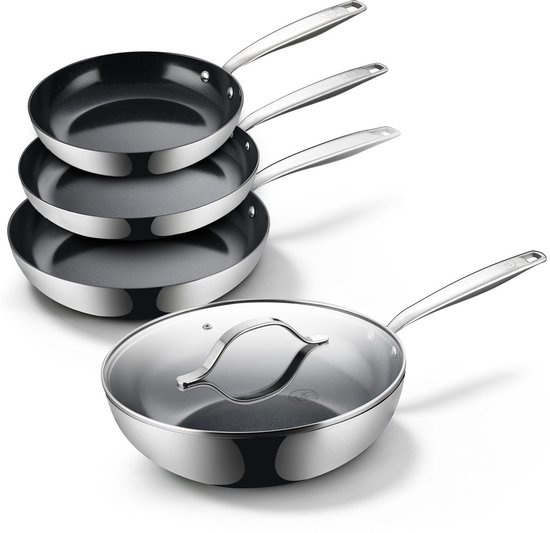 Set van drie RVS koekenpannen en een wokpan met glazen deksel, alle met een zwarte antiaanbaklaag.