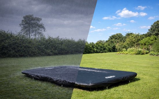 Zwarte BERG rechthoekige trampoline beschermhoes op een gazon, getoond in zowel regen als zonneschijn.