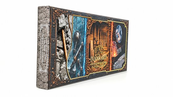 Zijaanzicht van een rechthoekige IVANKART geschenkdoos met 'Premium Builder Playing Cards' tekst en steenmotief.