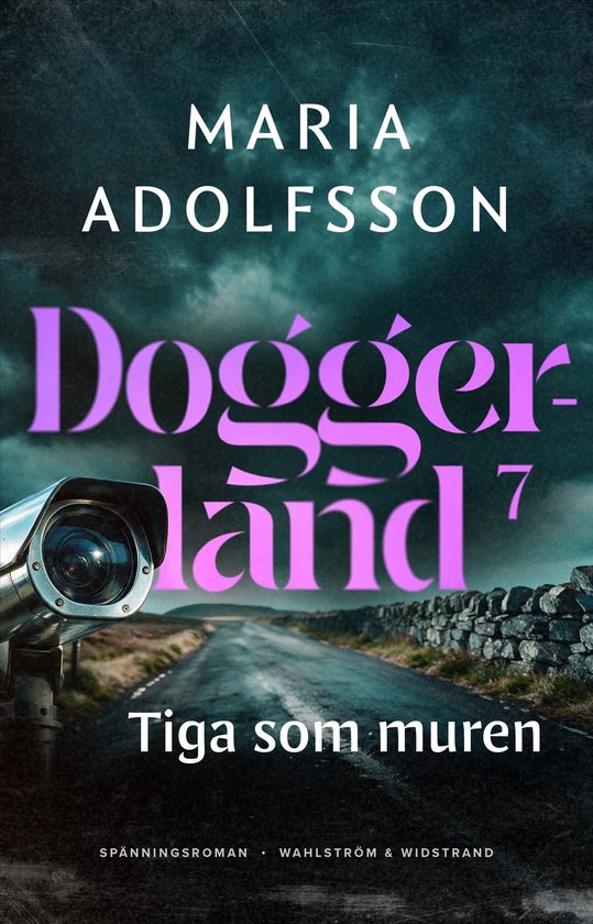 Boekomslag 'Doggerland 7: Tiga som muren' van Maria Adolfsson met een bewakingscamera langs een donkere weg.