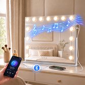 Witte Hollywood spiegel met Bluetooth-speaker functie, verbonden met een smartphone, inclusief oplaadmogelijkheden.