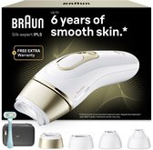 Braun Silk-expert Pro 5 IPL-apparaat met goudwitte behuizing, scheermesje, opbergtas en vier opzetstukken.