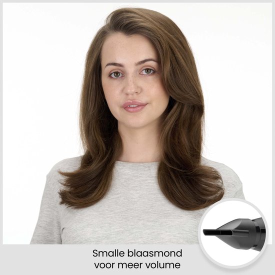 Model met glad bruin haar en inzetstuk met smalle blaasmond voor extra volume.