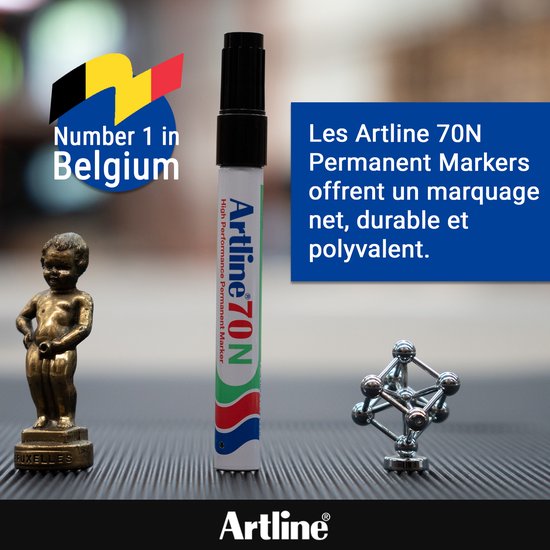 Zwarte Artline 70N marker naast een Manneken Pis-beeldje en een metalen structuur. Nummer 1 in België.