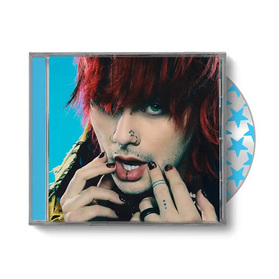 CD-hoes met Michael van 5 Seconds of Summer, met rood haar, piercings en blauwe achtergrond met sterren.