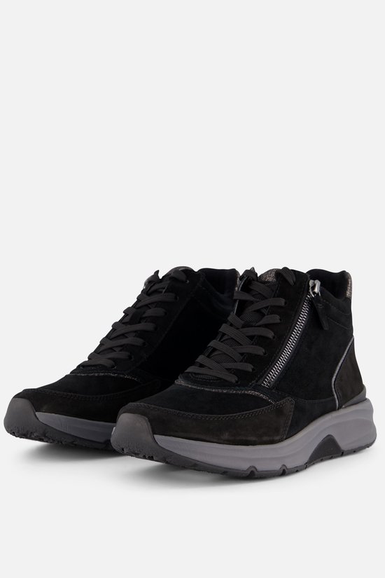 Paar zwarte suède veterboots met rits en grijze zolen.