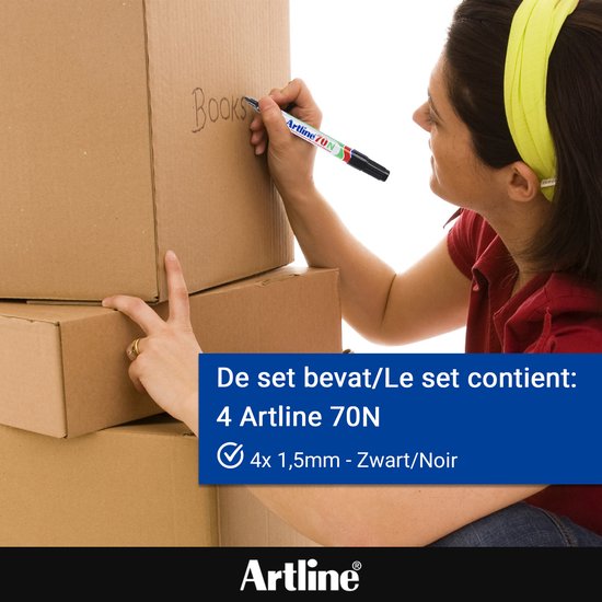 Persoon die met een Artline 70N marker 'Books' op een kartonnen doos schrijft.