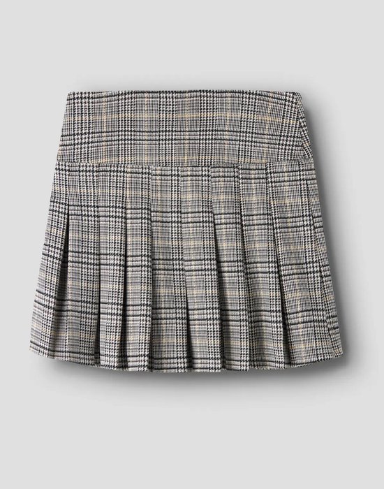 Geplooide rok met grijs en beige ruitpatroon op een grijze achtergrond.