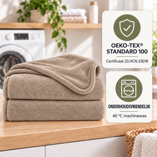 Opgevouwen beige fleece deken op tafel, voorzien van OEKO-TEX certificaat en 40 graden wasvoorschrift.