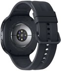 Achterkant van de zwarte smartwatch met hartslagsensoren en technische details op de behuizing.