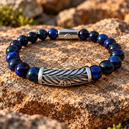Blauwe tijgeroog kralenarmband met een zilverkleurige metalen kraal met bladerpatroon en fleur-de-lis detail.