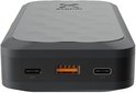 Aanzicht op de aansluitingen van de zwarte Xtorm 35W powerbank.