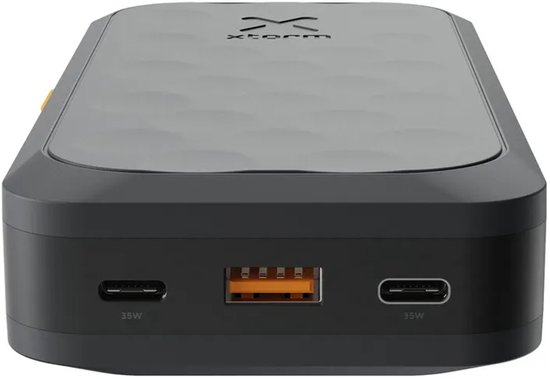 Aanzicht op de aansluitingen van de zwarte Xtorm 35W powerbank.