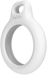 Witte, lege Belkin AirTag-beschermhouder met het Belkin-logo.