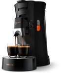 Zwart Philips Senseo koffiepadapparaat met koperen logo, zet twee kopjes zwarte koffie met instelbare intensiteit.