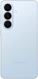 Achterkant van een lichtblauwe Samsung smartphone met drie verticaal geplaatste cameralenzen.