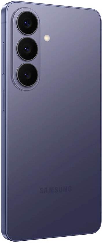 Zijaanzicht van de achterkant van een Cobalt Violet Samsung-telefoon met drie cameralenzen.