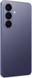 Zijaanzicht van de achterkant van een Cobalt Violet Samsung-telefoon met drie cameralenzen.