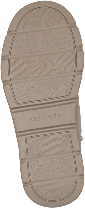 Taupekleurige zool van een Skechers laars met bloemmotief en reliëflogo.
