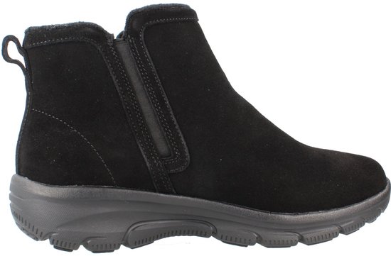 Zwarte Skechers enkellaars, zijaanzicht met elastisch inzetstuk en een robuuste rubberen zool.