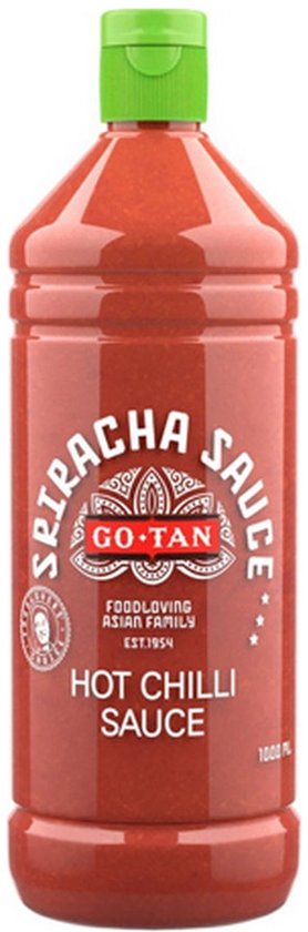 Fles Go-Tan Sriracha saus van 1 liter met een opvallende groene dop en rode chilisaus.