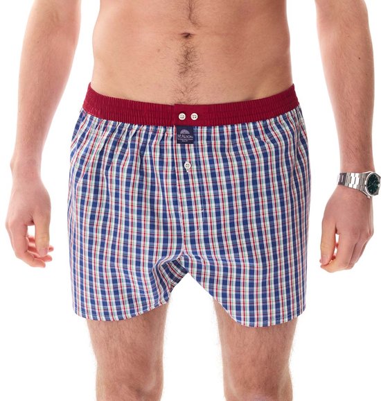 Close-up van model in McAlson boxershort met blauw-rood-witte ruit en bordeauxrode tailleband.