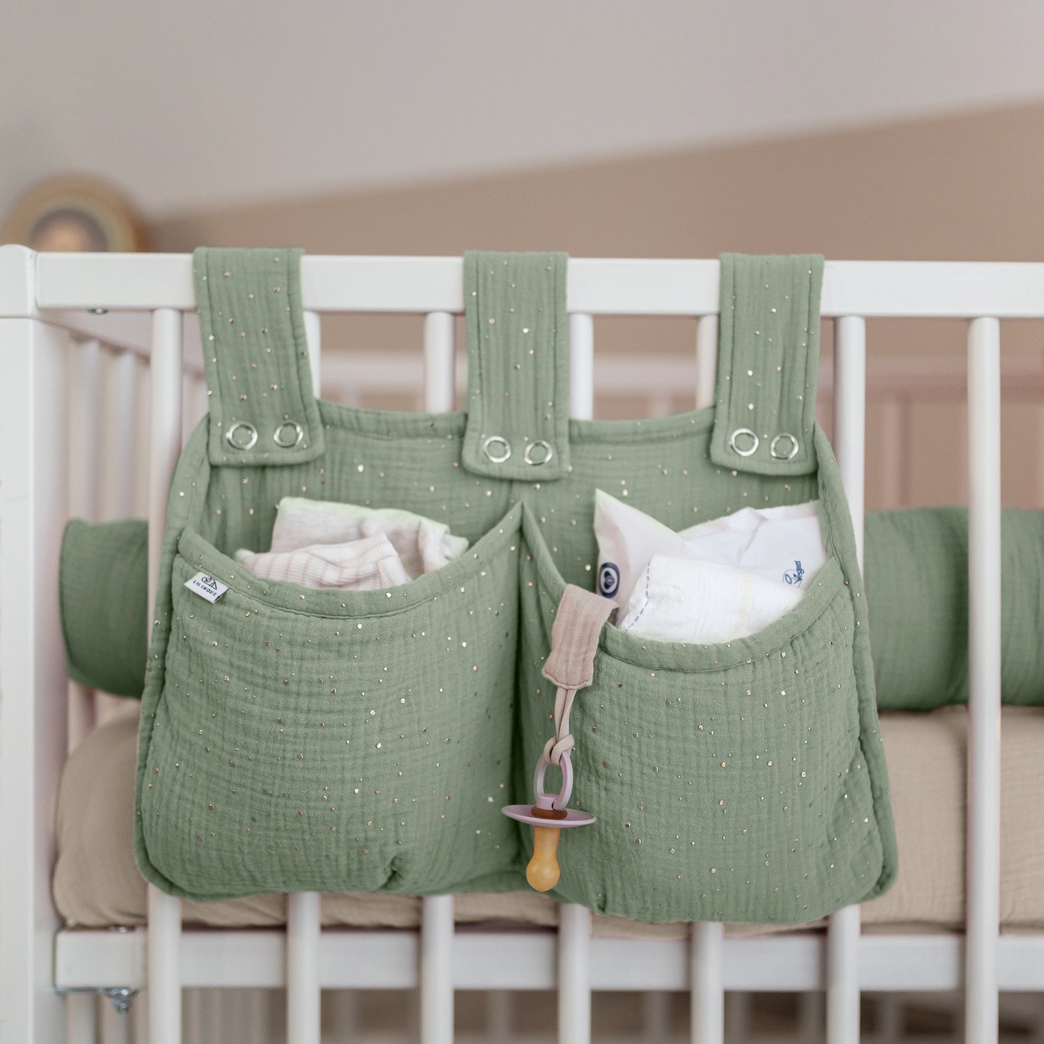 LILIMAUS Bed organizer voor kinderbed met gouden details - hangend bedtasje met 2 vakken - mousseline katoen - groen