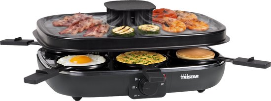 Zwarte Tristar gourmetstel met grillplaat en pannetjes gevuld met spek, groenten, garnalen, ei en pannenkoek.