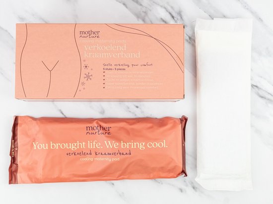 Doos en verpakking van Mother Nurture verkoelend kraamverband, inclusief één wit verband.