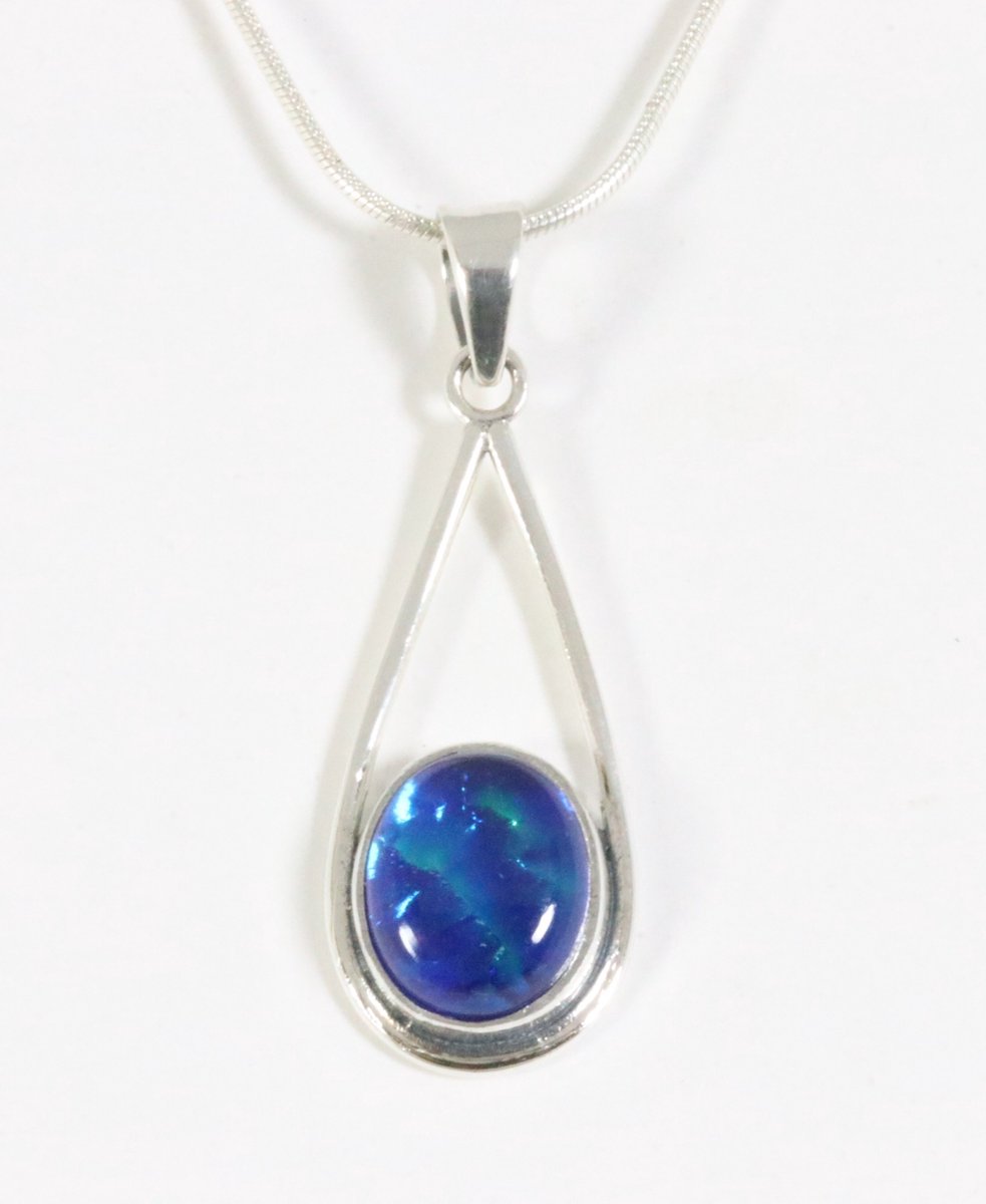 Opengewerkte zilveren hanger met blauwe opaal aan ketting