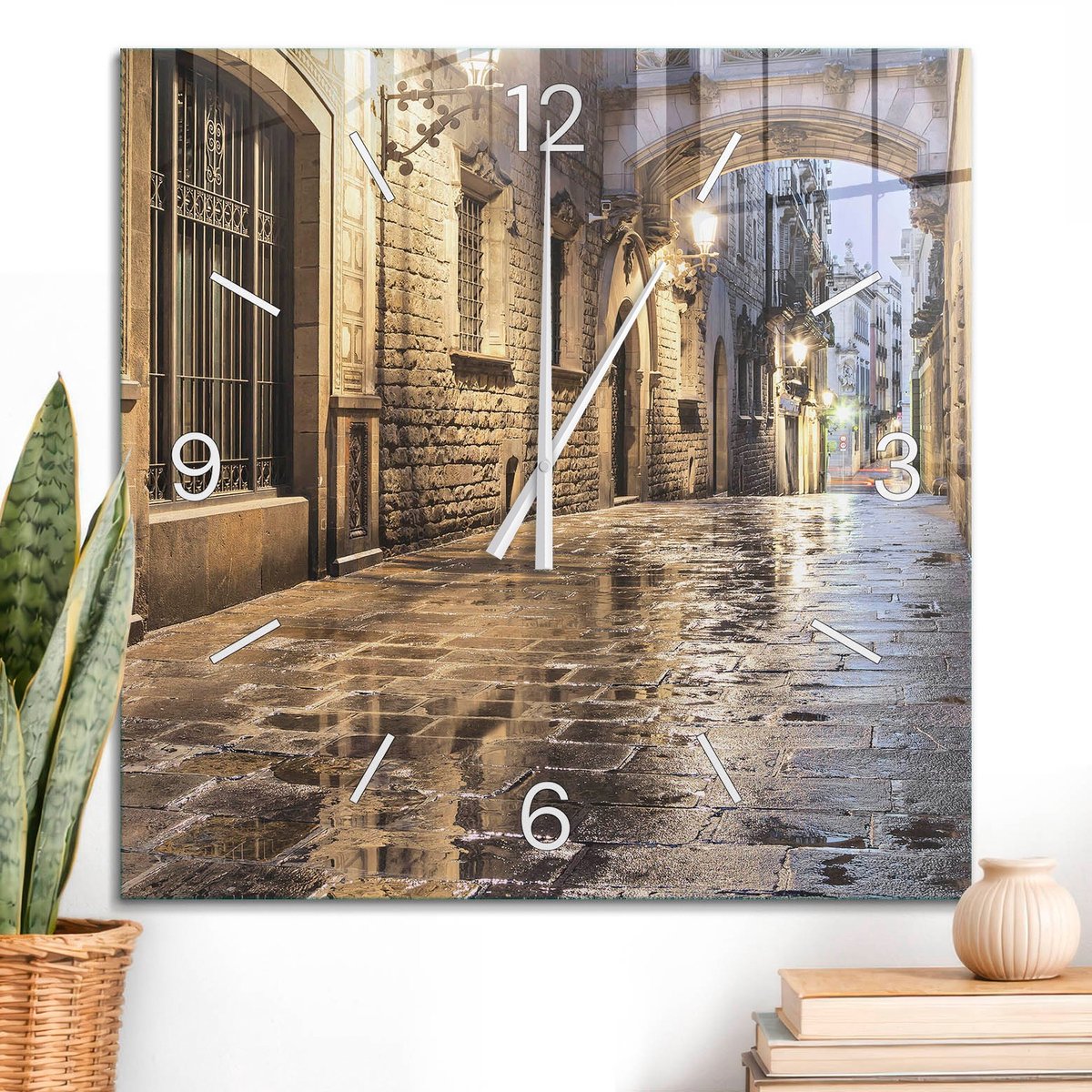 ArtPrintCave Grijs Glazen Klok - 60x60 cm - Wandklok Vierkant - Sfeervolle Straat Wandklok Keuken - Steden Unieke Klok - Witte Klokwijzers