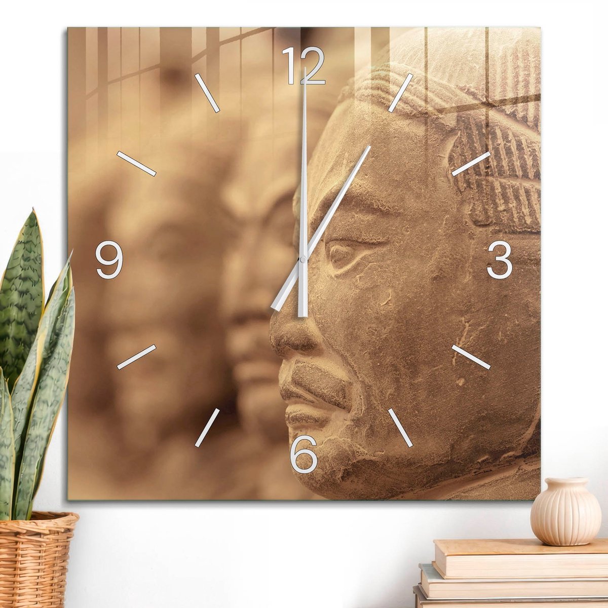 ArtPrintCave Bruin Glazen Klok - 60x60 cm - Wandklok Vierkant - Historische Sculpturen Stille Wandklok - Geschiedenis Wandklok Keuken - Witte Klokwijzers