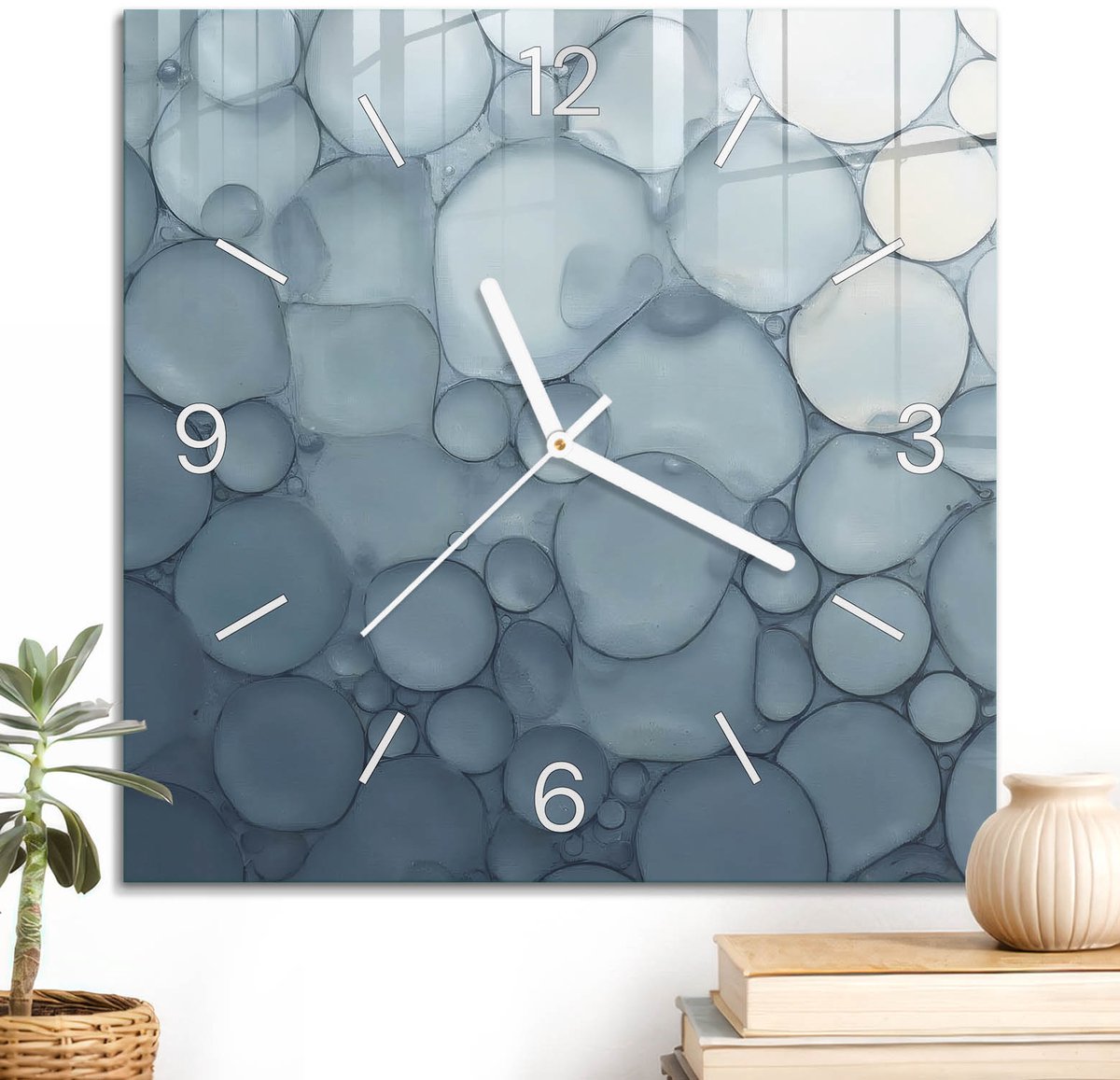 ArtPrintCave Blauw Glazen Klok - 30x30 cm - Wandklok Vierkant - Bellenpatroon Unieke Klok - Texturen Stille Wandklok - Witte Klokwijzers
