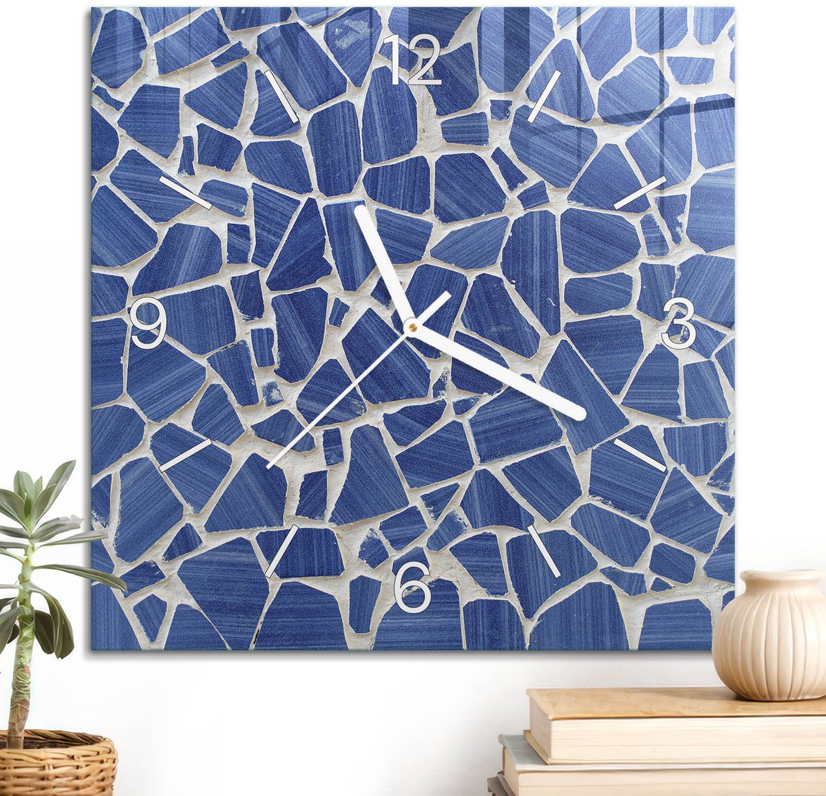 ArtPrintCave Blauw Glazen Klok - 30x30 cm - Wandklok Vierkant - Blauw Mozaïek Unieke Klok - Abstractie Stille Wandklok - Witte Klokwijzers