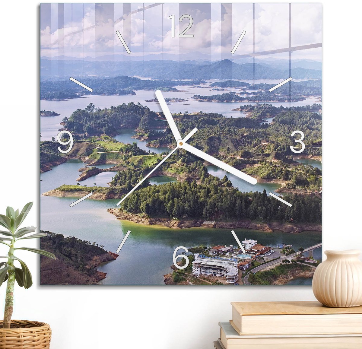 ArtPrintCave Groene Glazen Klok - 30x30 cm - Wandklok Vierkant - Natuurlandschap Stille Wandklok - Natuur Wandklok Keuken - Witte Klokwijzers