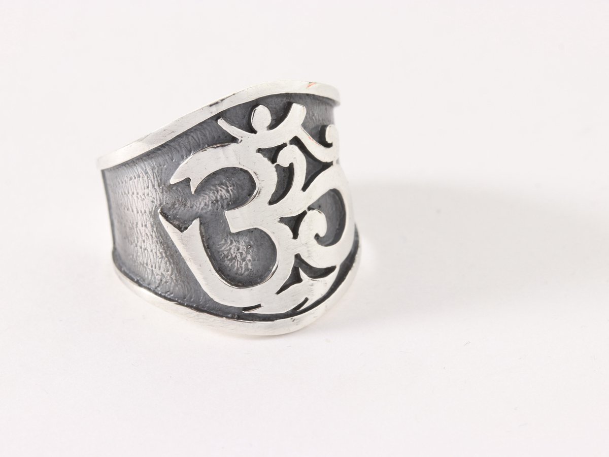 Zware zilveren ring met ohm-teken - maat 18.5