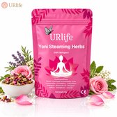 Roze zak met 'URlife Yoni Steaming Herbs' in het wit. Ingrediëntenlijst zichtbaar. Omringd door rozen, lavendel en blaadjes.