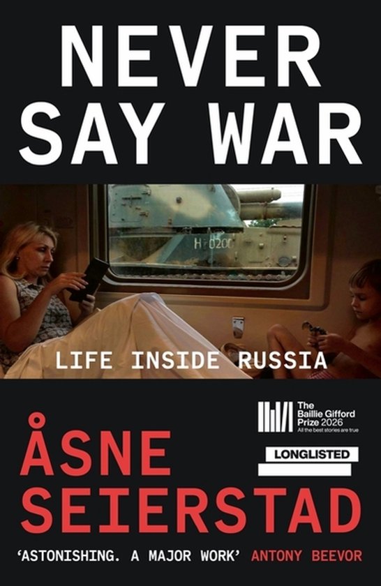 Boekhoes met de titel "Never Say War". Een vrouw met een kind in een trein kijken naar een tank.