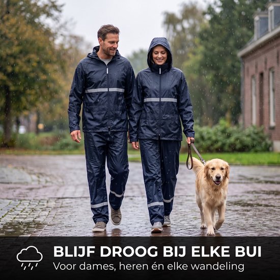 Man en vrouw in donkerblauw regenpak met hond tijdens regenwandeling. Reflecterende strepen zichtbaar.