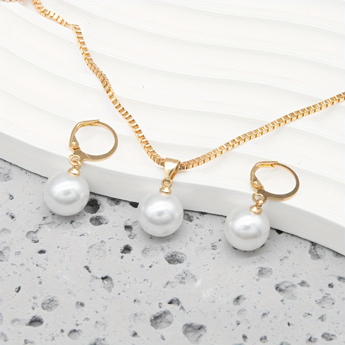 Sjika - Sieradenset Dames Goud met Parels – Ketting en Oorbellen Set – 18K Gold Plated – Cadeau voor Haar