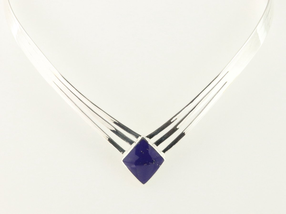 Opengewerkte zilveren spang met lapis lazuli