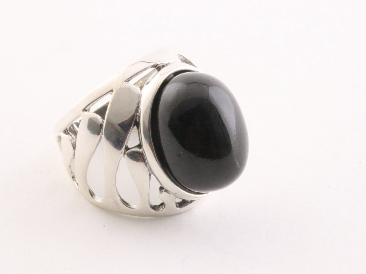 Opengewerkte zilveren ring met onyx - maat 17