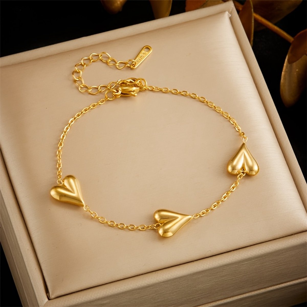 Sjika - Armband Dames Goud met Hartjes – 18K Gold Plated Stainless Steel – Gouden Hartjes Armband Dames - Cadeau voor haar