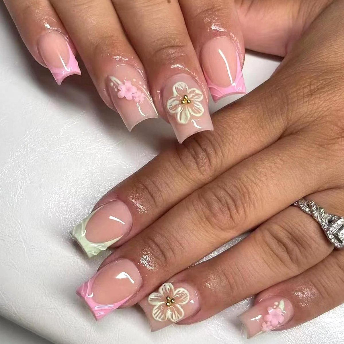 24 stuks press-on nagels, vierkant, medium, roze, groen, Franse nagels om op te plakken, bloemen vingernagels om op te plakken, gouden parels, glanzend, herbruikbaar, kunstnagels voor dames en