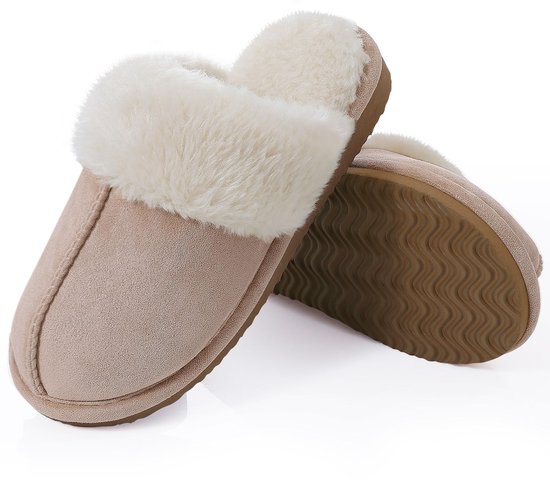 Lichtroze pantoffels met dikke, crèmekleurige pluches voering en een bruine zool.