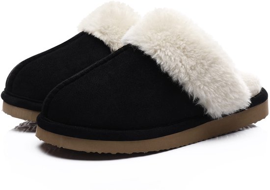 Zwarte pantoffels met dikke, crèmekleurige pluche voering en bruine zool.